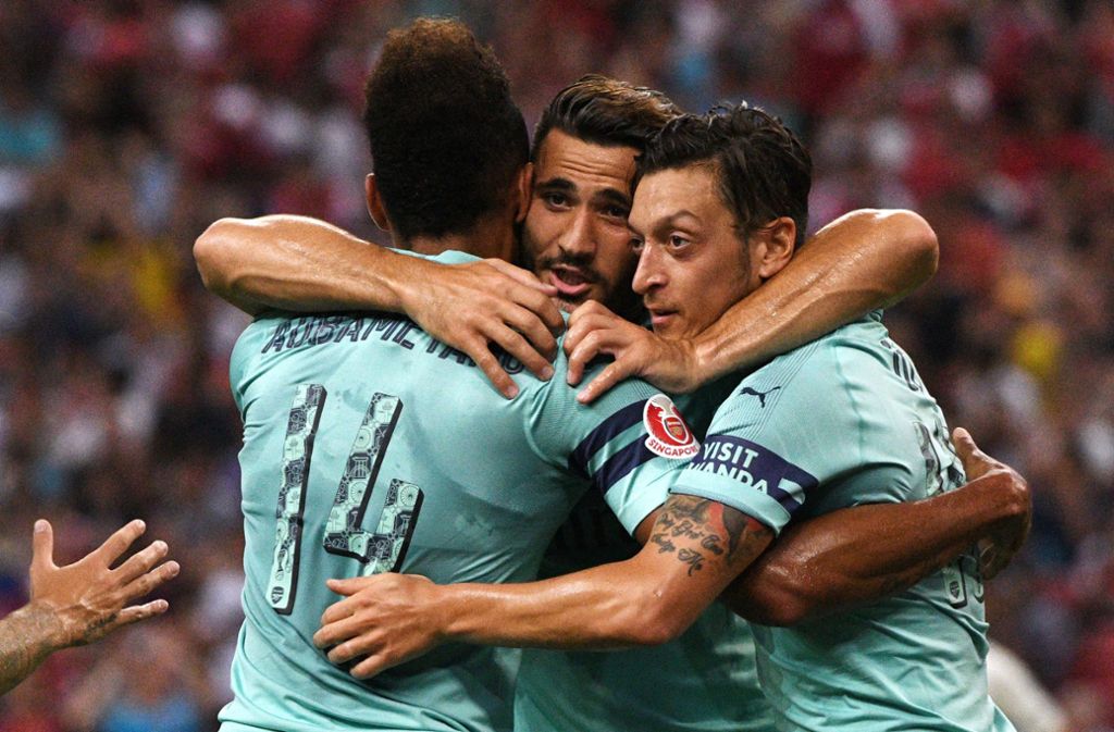 Sead Kolasinac (Mitte) reagierte blitzschnell auf den Angriff auf Mesut Özil (rechts). Foto: dpa