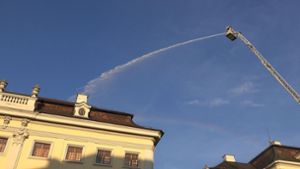 Es geht hoch hinaus, um den Brand – von dem die Feuerwehr ausgeht – vom Dach aus zu löschen. Foto: 7aktuell.de/Alexander Hald