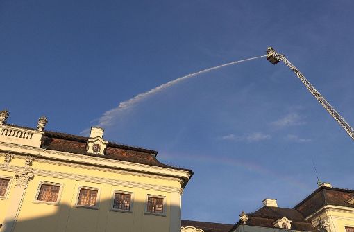 Es geht hoch hinaus, um den Brand – von dem die Feuerwehr ausgeht – vom Dach aus zu löschen. Foto: 7aktuell.de/Alexander Hald