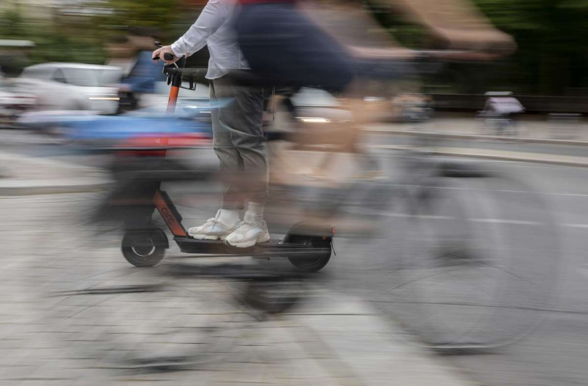 Ein 53-Jähriger verletzt sich bei einem Unfall mit einem E-Scooter schwer. (Symbolbild) Foto: dpa/Christoph Soeder