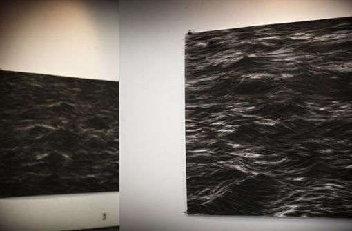 In den Werken von Andrea Zaumseil entstehen   Wellen mit Pastellkreide. Foto: Gottfried Stoppel