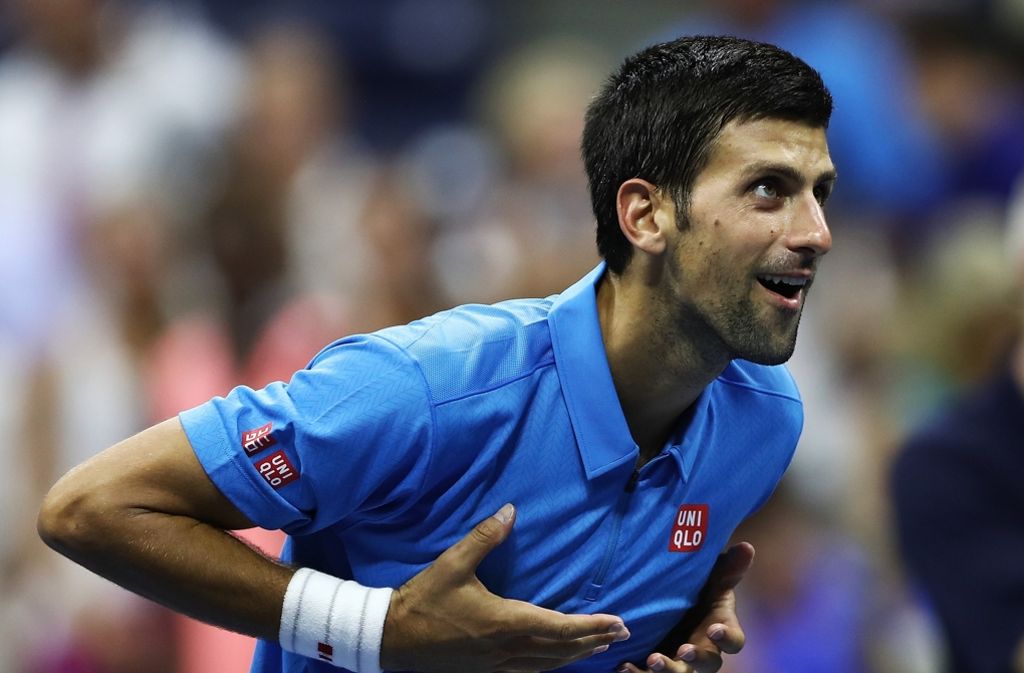 Titelverteidiger Novak Djokovic ist angeschlagen in die zweite Runde der US Open in New York eingezogen. Der Weltranglistenerste aus Serbien setzte sich gegen den Polen Jerzy Janowicz 6:3, 5:7, 6:2, 6:1 durch.