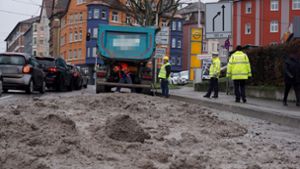 Tonnenweise Erde auf der Straße bremste Autofahrer in Stuttgart aus. Foto: Andreas Rosar Fotoagentur-Stuttgart