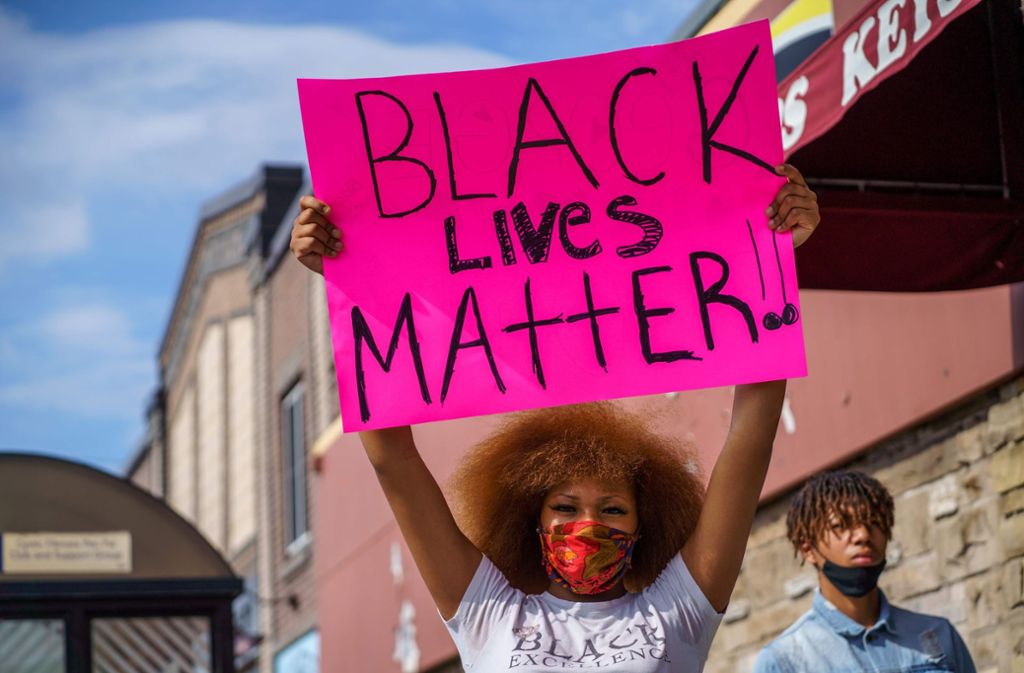 „Black Lives Matter“ („schwarze Leben zählen“) steht auf dem Schild dieser Demonstrantin