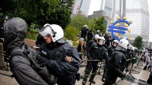 Blockupy-Bündnis trägt Protest vor Europäische Zentralbank 