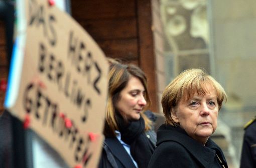 Bundeskanzlerin Angela Merkel besuchte am Dienstag den Ort des Anschlags in Berlin. Bei dem Attentat mit einem Lastwagen wurden mindestens zwölf Menschen getötet. Foto: dpa