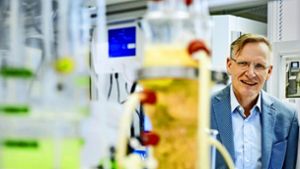 Lars Angenent lässt Mikroben in einem Bioreaktor für sich arbeiten. Foto: Uni  Tübingen