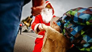 Auch der Nikolaus hat den Weg zum ersten Plüderhäuser Weihnachtsmarkt gefunden. Foto: Gottfried Stoppel