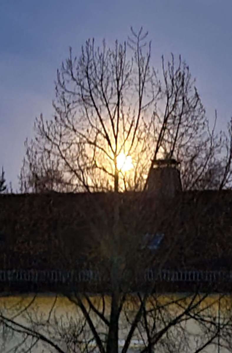 Dieses Foto entstand um 5.25 Uhr in Stuttgart-Dürrlewang. Fast könnte man vermuten, es handle sich dabei um einen Sonnenaufgang.