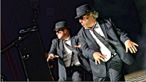 In der Rolle der legendären Blues Brothers leben Martin Theuer (vorne) und Markus Michalik an der Esslinger Landesbühne ihre vielseitigen Talente aus. Foto: Patrick Pfeiffer