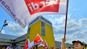 Arbeiter streiken im Sommer vor dem Amazon-Versandzentrum in Leipzig. Die Gewerkschaft Verdi setzt die Streiks in der Vorweihnachtszeit fort Foto: dpa