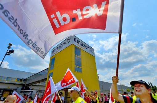 Arbeiter streiken im Sommer vor dem Amazon-Versandzentrum in Leipzig. Die Gewerkschaft Verdi setzt die Streiks in der Vorweihnachtszeit fort Foto: dpa