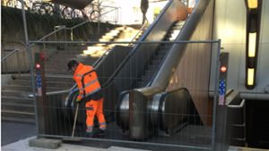 Noch ein wenig Geduld brauchen Pendler und Studenten an der S-Bahn-Haltestelle Universität in Stuttgart-Vaihingen, ehe sie die Rolltreppen wieder nutzen können. Foto: Markus Merz