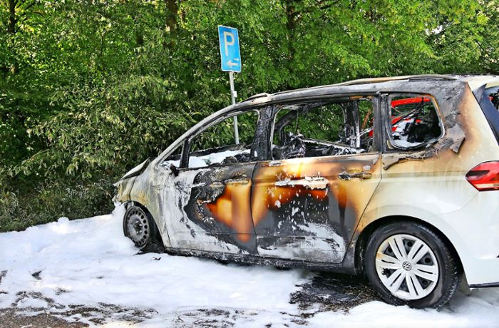 Brandstiftung in Kernen?: Auto auf Parkplatz in Flammen – Kripo ermittelt