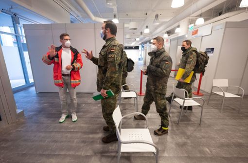 Zehn Bundeswehr-Soldaten unterstützen ab dem 26. November die Impfstation des Klinikums Stuttgart. Foto: dpa/Marijan Murat