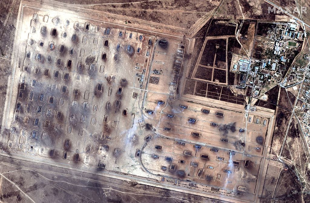 Immer wieder kommt es in Staaten der ehemaligen Sowjetunion zu Explosionen in Waffenlagern. Dieses von Maxar Technologies bereitgestellte Satellitenbild zeigt ein Munitionslager nach  gewaltigen Explosionen auf einem Militärgelände im Süden Kasachstans.