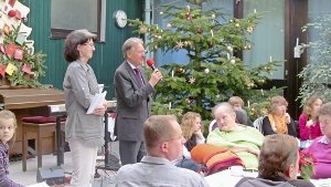 Hartmut Braun begrüßt die Gäste  der Weihnachtsfeier. Foto: Haus am Wunnenstein