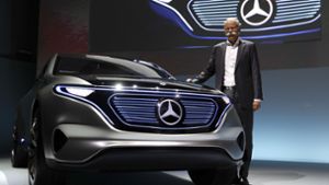 In Rastatt, Sindelfingen und Bremen soll die neue Elektroautomarke EQ produziert werden. Daimler-Chef Dieter Zetsche posiert bei der Jahrespressekonferenz im Februar an einem Concept Car EQ. Foto: dpa