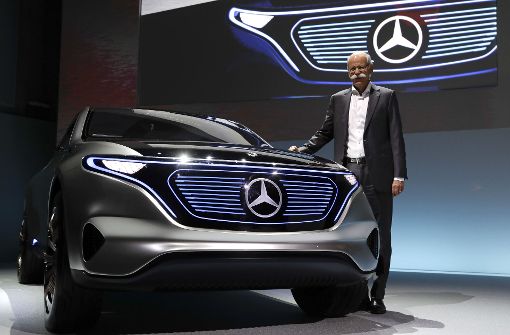 In Rastatt, Sindelfingen und Bremen soll die neue Elektroautomarke EQ produziert werden. Daimler-Chef Dieter Zetsche posiert bei der Jahrespressekonferenz im Februar an einem Concept Car EQ. Foto: dpa