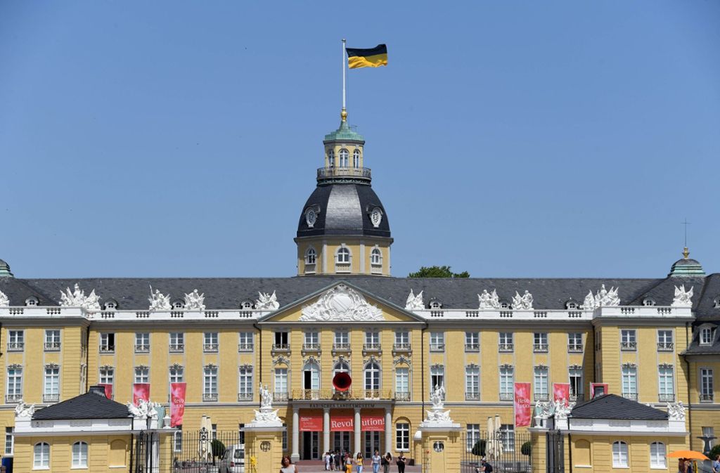 Schwarz-gelb statt Gelb-rot-gelb: die Flagge auf dem Karlsruher Schloss sorgt für Diskussionen. Foto: dpa