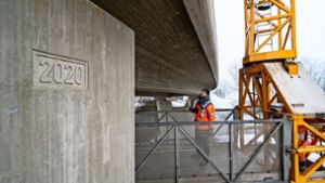 Finale Brückenprüfung: Jetzt ist das Bauwerk freigegeben. Foto: factum/Jürgen Bach