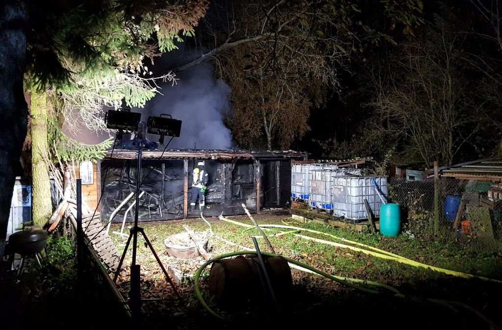 In Heilbronn sind mehrere Gartenhütten abgebrannt.