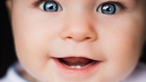 Bei der Geburt haben sehr viele Babys blaue Augen. Bei den meisten Menschen dunkeln sie dann aber nach. Foto: Stock/rigg