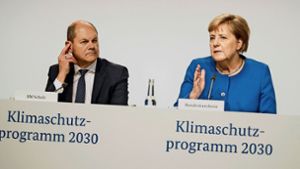 Bundeskanzlerin Angela Merkel (CDU) und Vizekanzler Olaf Scholz (SPD)  stellt das Klimapaket der Bundesregierung vor. Foto: AFP/Axel Schmidt