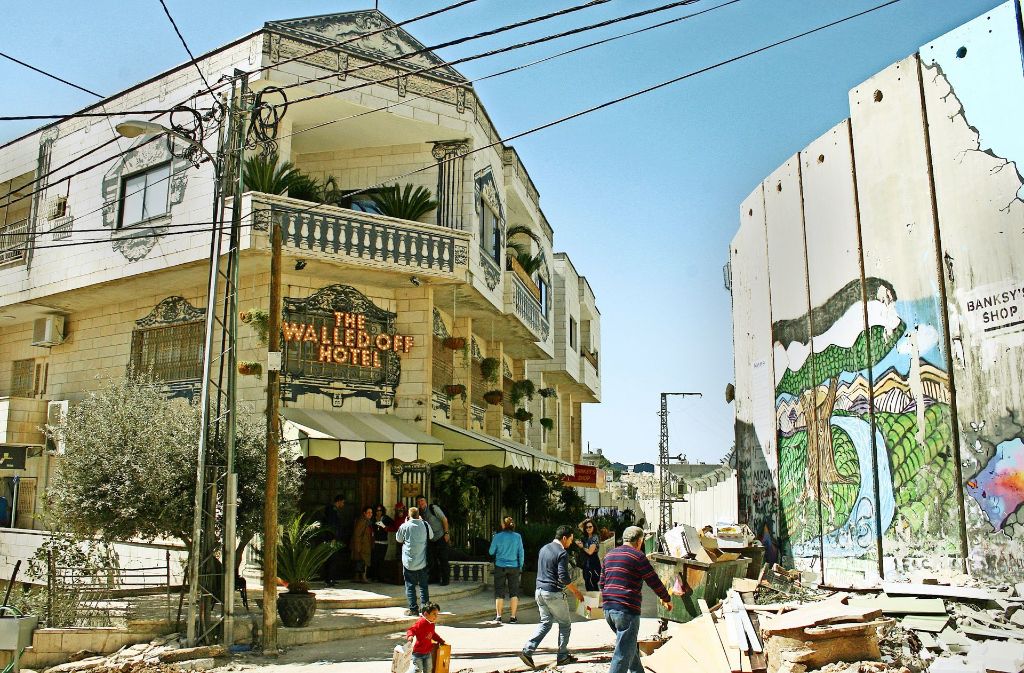 In Bethlehem eröffnet am 20. März das Walled Off Hotel – direkt vor der Betonmauer, die das von Israel besetzte Westjordanland vom palästinensischen Teil Bethlehems trennt.