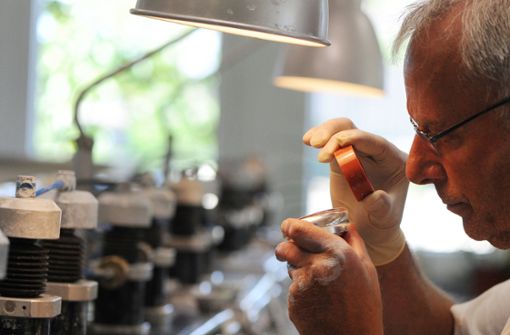 Ein älterer Beschäftigter nimmt Brillengläser in Augenschein – da zählt Erfahrung mehr   als körperliche Leistungsfähigkeit. Foto: dpa/Jens Kalaene
