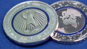 Sieht schick aus und soll vor allem fälschungssicher sein: Die neue Fünf-Euro-Münze kommt in Umlauf. (Archivfoto) Foto: dpa