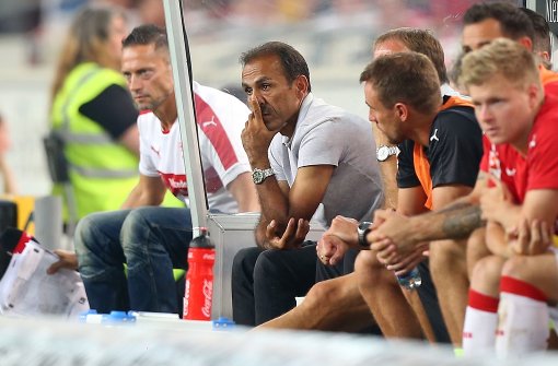Enttäuschte Gesichter auf der Bank des VfB Stuttgart. Das Team von Jos Luhukay musste am Freitag die zweite Niederlage in der 2. Liga einstecken. Foto: Bongarts