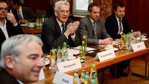 Im Kampf gegen öffentliche Saufgelage halten Ministerpräsident Winfried Kretschmann (Grüne, Mitte) und Innenminister Reinhold Gall (SPD, zweiter von rechts) trotz Kritik am Thema Alkoholverbote fest. Foto: dpa