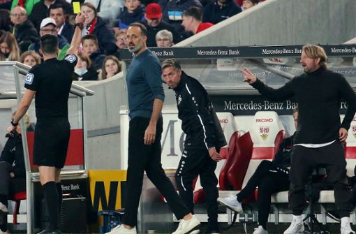 Unter Strom: VfB-Trainer Pellegrino Matarazzo (Mi.), Sportdirektor Sven Mislintat (re.) Foto: Baumann