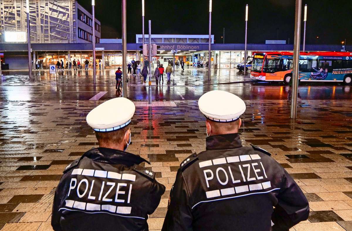 Alles im Blick hatte am Freitagabend die Polizei  am Böblinger Bahnhof: 30 Beamte kontrollierten das Geschehen.