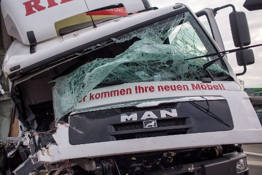 Ein Kleintransporter fährt auf der A8 auf eine Absperrwand auf - zwei Personen werden schwer verletzt. Foto: www.7aktuell.de/Florian Gerlach