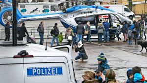 Trotz der kalten Witterung bestaunen zahlreiche Besucher auf dem Platz vor der EWS-Arena  den Hubschrauber und andere technische Geräte der Polizei. Foto: Horst Rudel