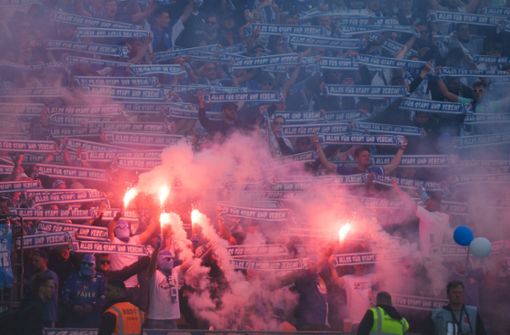 Die Fans begrüßten die Mannschaft von Hertha BSC vor dem Spiel mit Pyrotechnik, nach dem Spiel stand der siebte Abstieg der Vereinsgeschichte fest. Foto: dpa/Soeren Stache