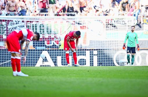 Anastasios Donis, Ozan Kabak und Ron-Robert Zieler (v.li.) sind Teil einer VfB-Mannschaft, die quasi wehrlos der zweiten Liga entgegentaumelt. Foto: dpa
