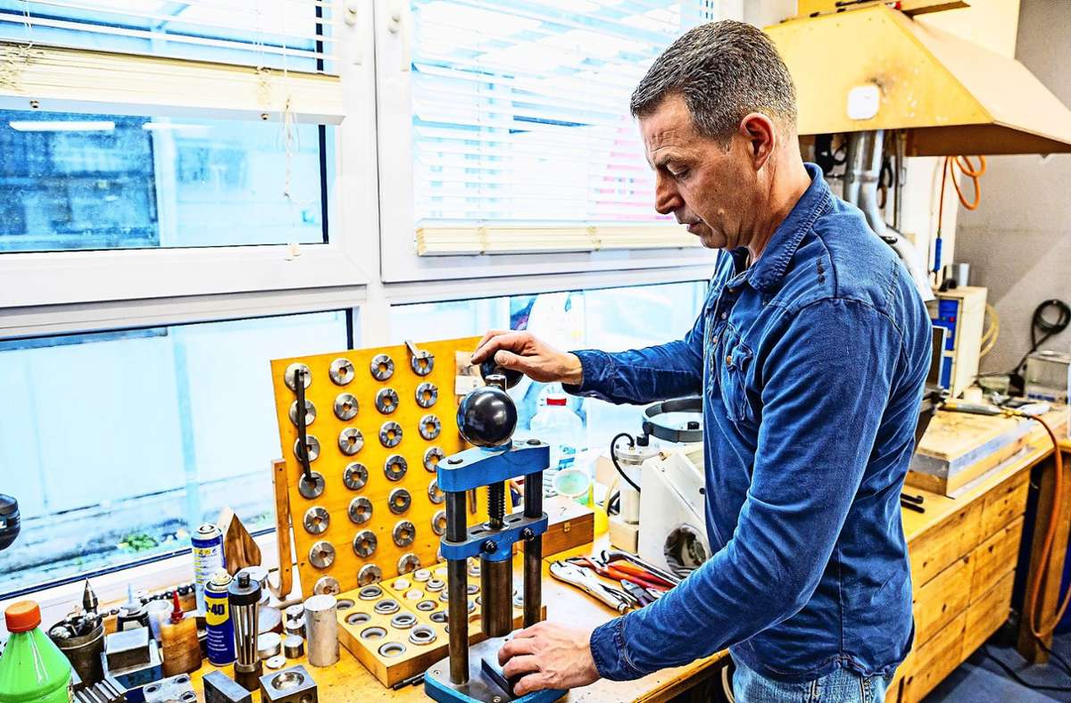Der Goldschmiedemeister Markus Wiesner stellt in seiner Beilsteiner Werkstatt außergewöhnliche Trauringe nach einem japanischen Verfahren her.
