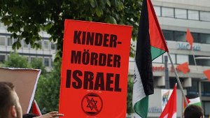Kindermörder Israel steht auf einem Plakat, das Mitte Juli bei einer Free-Palästina-Demo auf dem Stuttgarter Schlossplatz in die Luft gehalten wurde. Foto: FRIEBE|PR