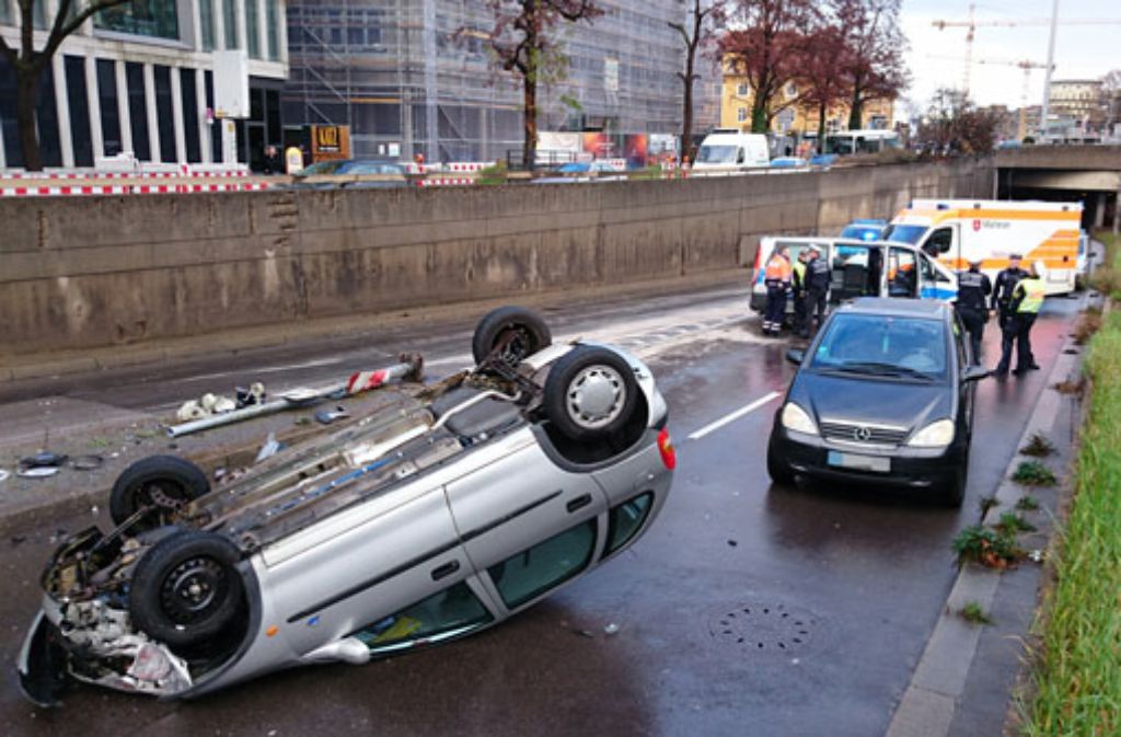 Auf der B14 in Stuttgart-Mitte kam es am Montagmittag zu einem Unfall.