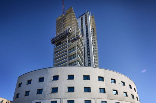 Der 107 Meter hohe Fellbacher Schwabenlandtower, davor das Halbrund des künftigen Hotels. Zeitpunkt für die Fertigstellung des Projekts? Ungewiss! Foto: Gottfried Stoppel