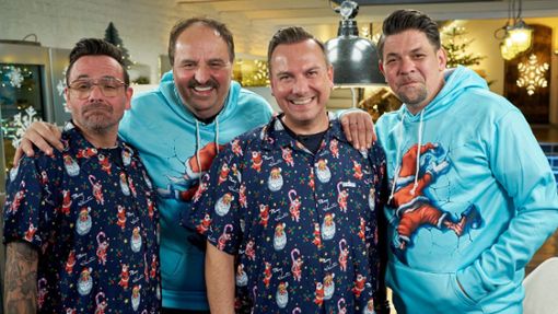 Hans Neuner, Johann Lafer, Tim Raue, Tim Mälzer (von links) Foto: RTL / Guido Engels/Kitchen Impossible - Die Weihnachts-Edition (2023)