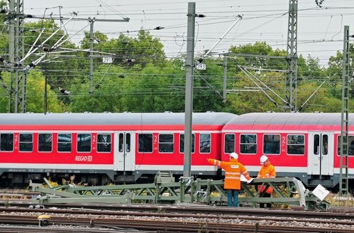 Aufräumarbeiten nach der Zugentgleisung am Hauptbahnhof: Die Ermittlungen werden sich noch lange hinziehen. Foto: dpa