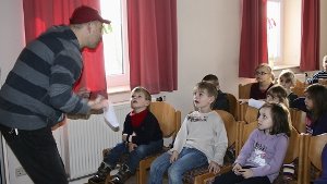 Gespannt hören die Kinder den Geschichten von Autor und Diakon Steffen Pfingstag zu. Foto: Fenja Sommer