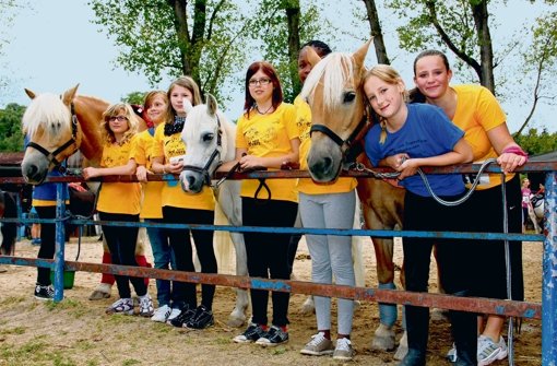 Besonders beliebt bei den Kindern sind Pferde. Den Mädchen und Jungs macht nicht nur das reiten, sondern auch das Füttern und Ausmisten Spaß. Foto: Bernd Zeyer