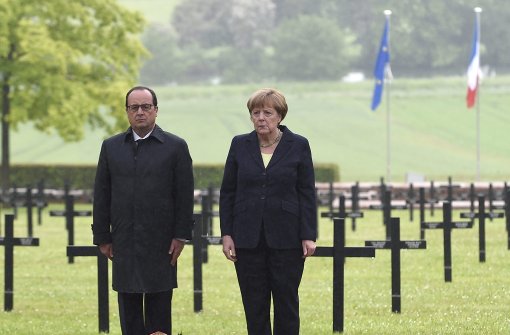 Deutschlands Kanzlerin und Frankreichs Präsident  in Verdun Foto: AFP POOL