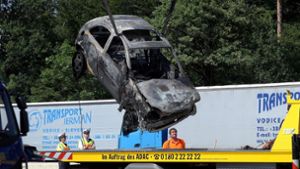 Auto fängt nach Unfall Feuer