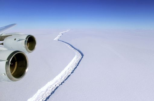 Ein gewaltiger Riss trennt das Eis vom Festland Foto: NASA/John Sonntag